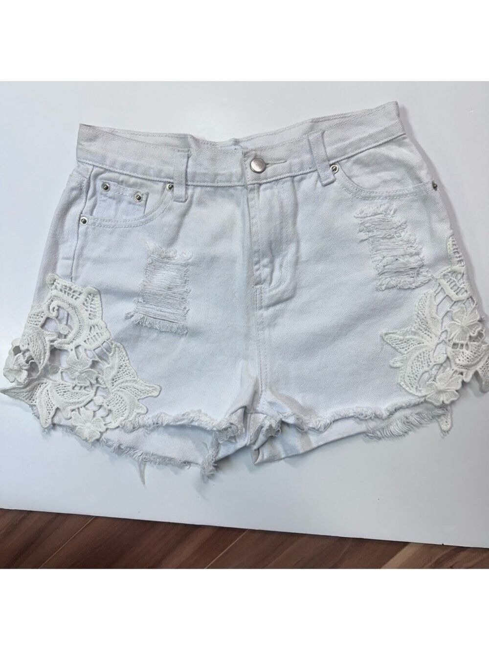 TOBY HEART GINGER WHITE DENIM SHORTS WITH CROCHET/LACE DETAIL sz 6